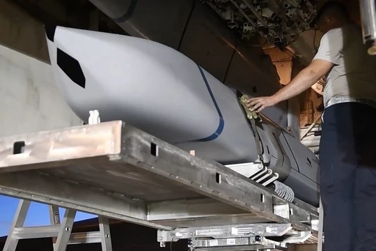 Tên lửa tầm xa (Joint Air-to-Surface Standoff Missile Extreme Range- JASSM-XR),lắp đặt cho máy bay ném bom B-1. Ảnh minh họa Defence - Blog