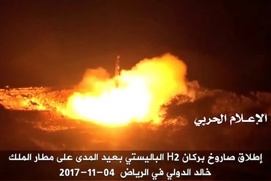 Lực lượng Houthi phóng tên lửa đạn đạo vào sân bay King Khalid gần thủ đô của Saudi, Riyadh - ảnh video lực lượng Houthi