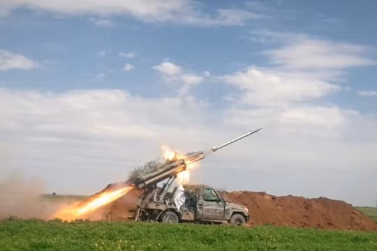 Lực lượng Hồi giáo cực đoan phóng tên lửa tự chế vào chiến tuyến quân đội Syria. Ảnh minh họa South Front