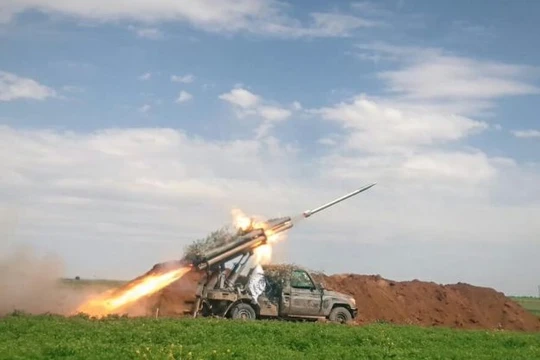 Lực lượng Hồi giáo cực đoan phóng tên lửa tự chế vào chiến tuyến quân đội Syria. Ảnh minh họa South Front
