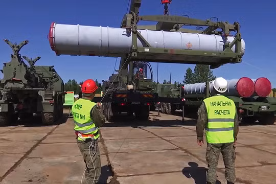Lực lượng phòng không Nga lắp đạn cho tổ hợp tên lửa phòng không S-300 ở Syria. Ảnh minh họa: RuAN.