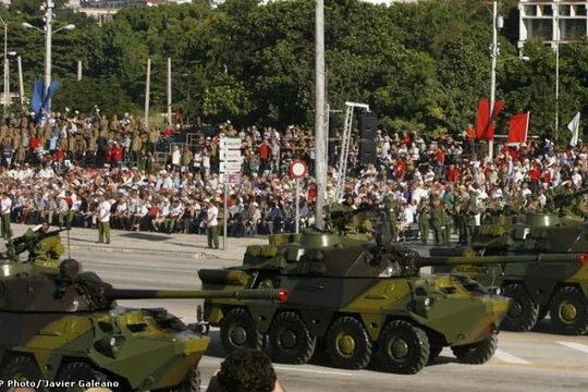 Xe BTP -60pb của Cuba tham gia diễu hành