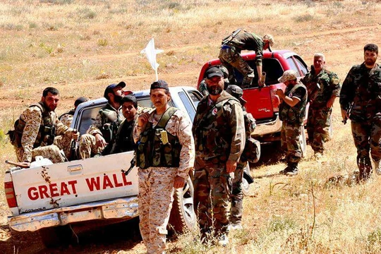 Một nhóm binh sĩ NDF trên vùng nông thôn phía đông tỉnh Homs trong chiến dịch truy quét IS