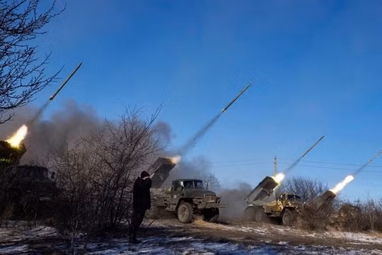 Lực lượng ly khai do Nga hậu thuẫn bắn tên lửa vào thành phố Debaltseve, miền đông Ukraine vào ngày 18/2/2015.