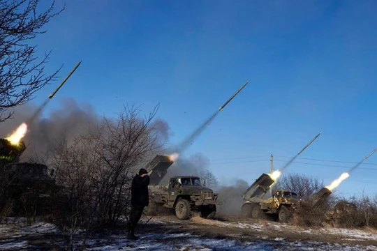 Lực lượng ly khai do Nga hậu thuẫn bắn tên lửa vào thành phố Debaltseve, miền đông Ukraine vào ngày 18/2/2015.