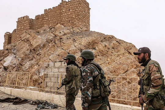 Binh sĩ quân đội Syria chiến đấu trên chiến trường ngoại ô thành phố Mayadeen - ảnh minh họa Muraselon