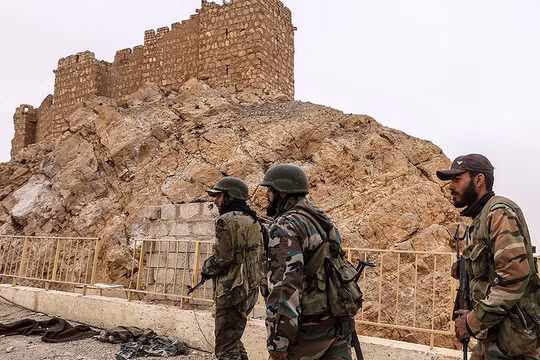 Binh sĩ quân đội Syria chiến đấu trên chiến trường ngoại ô thành phố Mayadeen - ảnh minh họa Muraselon