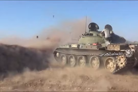 Xe tăng quân đội Syria tiến công trên chiến trường Hama, ảnh minh họa Masdar News