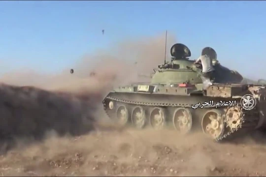 Xe tăng quân đội Syria tiến công trên chiến trường Hama, ảnh minh họa Masdar News