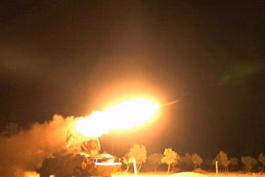 Cảnh tên lửa phòng không Osa xuất kích