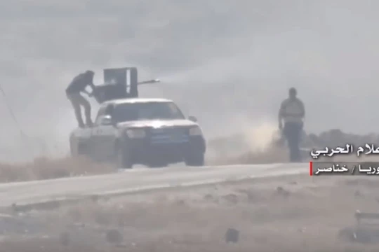 Quân đội Syria tiến công trên vùng nông thôn Aleppo - ảnh video minh họa Masdar News