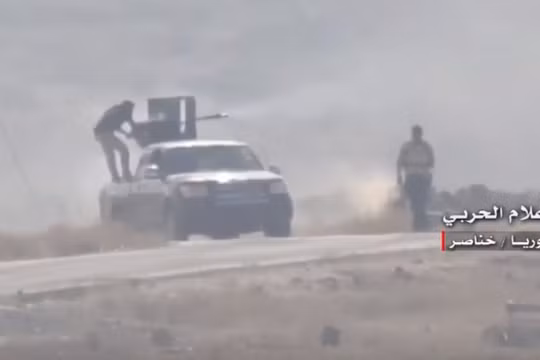 Quân đội Syria tiến công trên vùng nông thôn Aleppo - ảnh video minh họa Masdar News