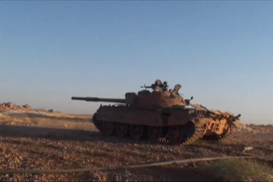 Xe tăng quân đội Syria tiến công trên hướng đông tỉnh Hama