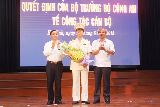 Tân Giám đốc Công an tỉnh Hà Tĩnh Đại tá Lê Văn Sao nhận hoa chúc mừng từ lãnh đạo tỉnh. 