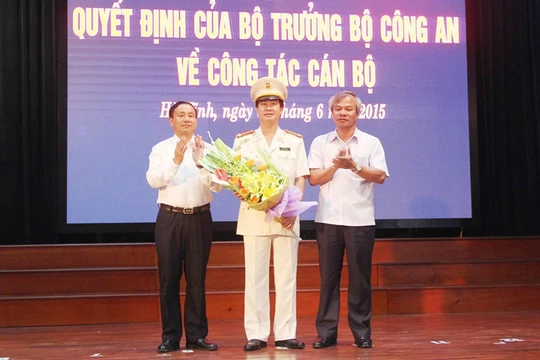 Tân Giám đốc Công an tỉnh Hà Tĩnh Đại tá Lê Văn Sao nhận hoa chúc mừng từ lãnh đạo tỉnh. 