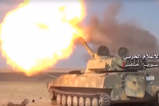 Pháo tự hành quân đội Syria dội lửa trên chiến trường Aleppo - ảnh minh họa Muraselon