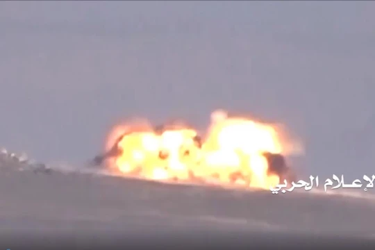 Lực lượng Houthi sử dụng tên lửa chống tăng phá hủy xe tăng của Ả rập Xê út - ảnh video truyền thông Houthi