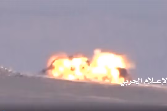 Lực lượng Houthi sử dụng tên lửa chống tăng phá hủy xe tăng của Ả rập Xê út - ảnh video truyền thông Houthi