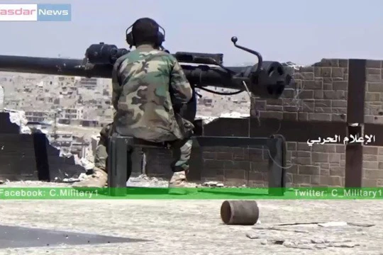 Binh sĩ Syria sử dụng pháo không giật B-10 ở Aleppo