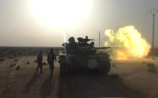 Xe tăng quân đội Syria tấn công trên vùng sa mạc tỉnh Homs