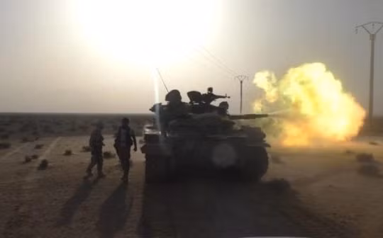 Xe tăng quân đội Syria tấn công trên vùng sa mạc tỉnh Homs
