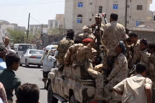 Binh sĩ của Chính phủ Yemen tuần tra ở thành phố Taiz hồi tháng 3 - Ảnh: UPI