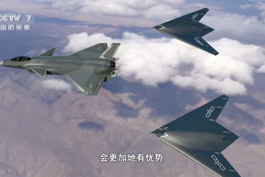 Máy bay tiêm kích tàng hình J-20AS bay cùng 3 chiếc UAV tàng hình Cánh bay GJ-11. Ảnh Video CCTV
