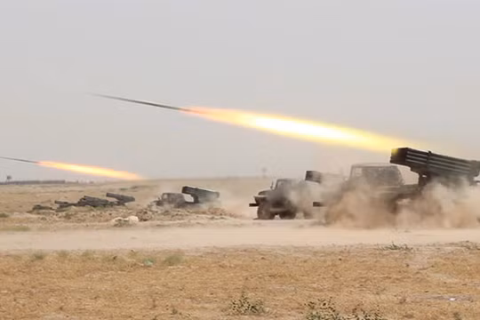 Pháo phản lực Grad phóng đạn trong cuộc diễn tập ở Tajikistan.