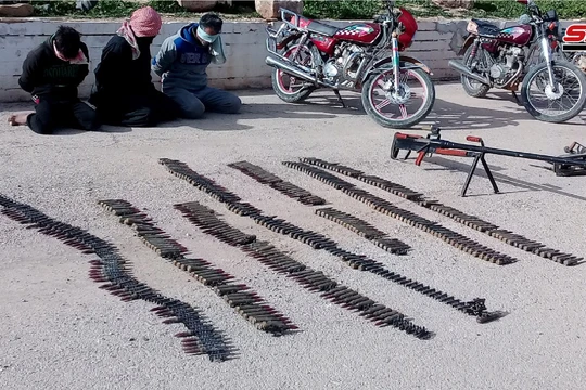 Quân đội Syria tiêu diệt và bắt giữ khủng bố IS, thu chiến lợi phẩm. Ảnh minh họa: SANA.