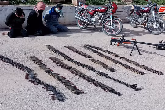 Quân đội Syria tiêu diệt và bắt giữ khủng bố IS, thu chiến lợi phẩm. Ảnh minh họa: SANA.