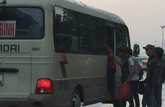 Xe của nhà xe Khai Nguyên đỗ giữa đường Phạm Hùng bắt khách (chụp ngày 22/8).