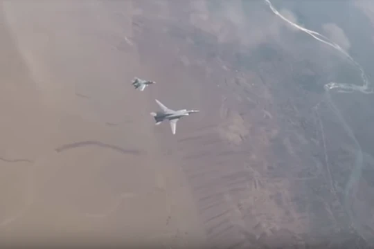 Máy bay ném bom chiến lược tầm xa Tu22M3 và tiêm kích Su-30SM trên không phận Deir Ezzor - ảnh video minh họa