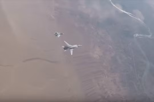 Máy bay ném bom chiến lược tầm xa Tu22M3 và tiêm kích Su-30SM trên không phận Deir Ezzor - ảnh video minh họa