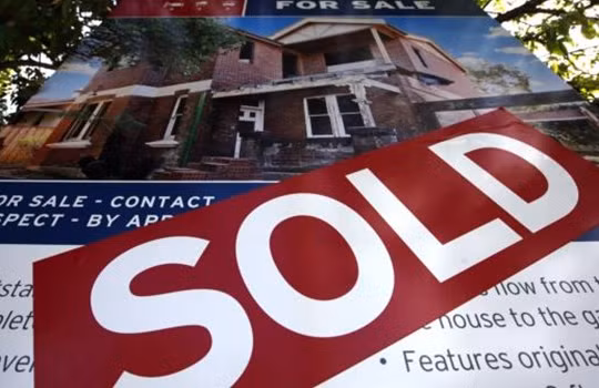 Biển bán bên ngoài một ngôi nhà ở Sydney. Đa số đầu tư từ Trung Quốc là tập trung vào địa ốc với 9,5 tỉ USD được chi ra vào năm 2014. Ảnh Reuters 