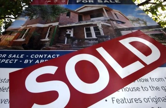 Biển bán bên ngoài một ngôi nhà ở Sydney. Đa số đầu tư từ Trung Quốc là tập trung vào địa ốc với 9,5 tỉ USD được chi ra vào năm 2014. Ảnh Reuters 