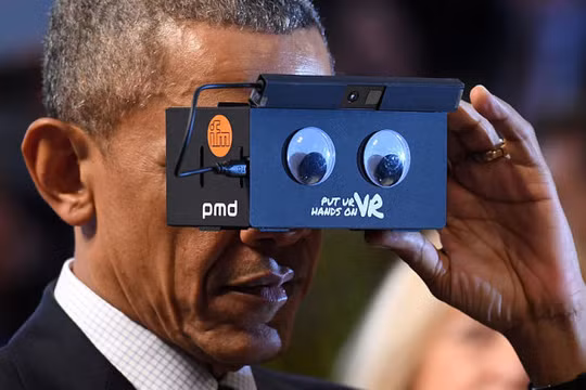 Tổng thống Obama lần đầu sử dụng kính thực tế ảo