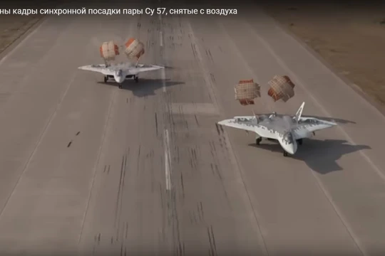 Hai chiếc Su-57 hạ cánh đồng bộ trên một đường băng. Ảnh minh họa video TVZvezda