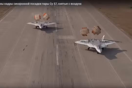 Hai chiếc Su-57 hạ cánh đồng bộ trên một đường băng. Ảnh minh họa video TVZvezda
