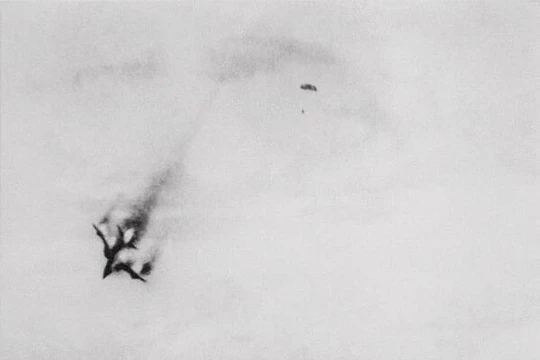 Một chiếc F-105 trúng đạn bốc cháy dữ dội, phi công Mỹ nhảy dù trên bầu trời miền Bắc Việt Nam