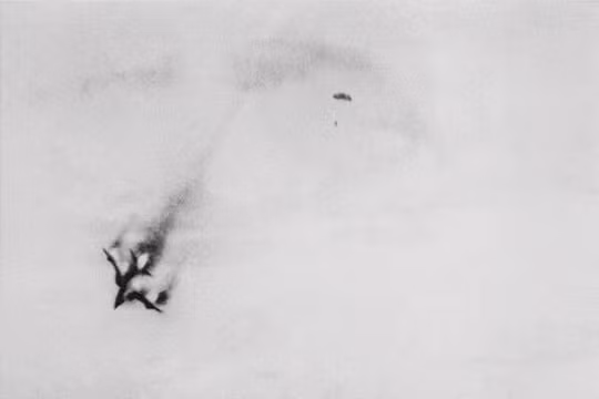 Một chiếc F-105 trúng đạn bốc cháy dữ dội, phi công Mỹ nhảy dù trên bầu trời miền Bắc Việt Nam