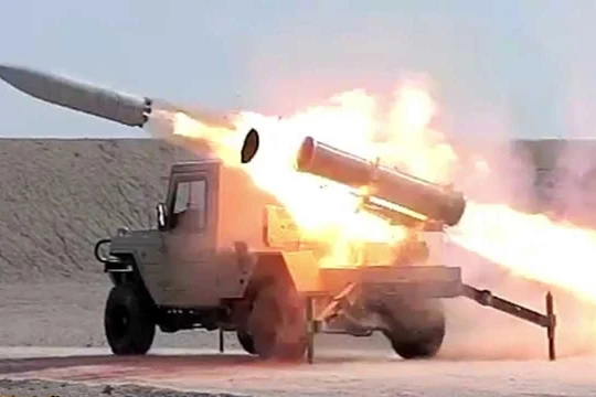 Pháo binh quân đội Syria sử dụng tên lửa IRAM tấn công phiến quân trong quận Jobar, ngoại ô Damascus