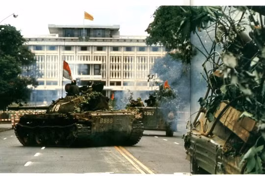 Những chiếc xe tăng thiết giáp Quân Giải phóng tràn vào dinh Độc Lập