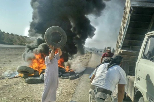 Các tay súng Hồi giáo cực đoan đang đốt lốp xe ngụy trang