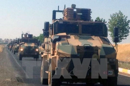 Xe quân sự Thổ Nhĩ Kỳ gác gần Kilis, khu vực giáp giới với Syria ngày 23/7. Ảnh: THX/ TTXVN