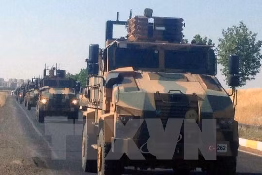 Xe quân sự Thổ Nhĩ Kỳ gác gần Kilis, khu vực giáp giới với Syria ngày 23/7. Ảnh: THX/ TTXVN