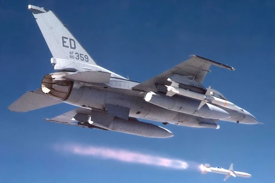 Tên lửa AGM-88 HARM trên máy bay F-16 không quân Mỹ