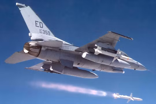 Tên lửa AGM-88 HARM trên máy bay F-16 không quân Mỹ