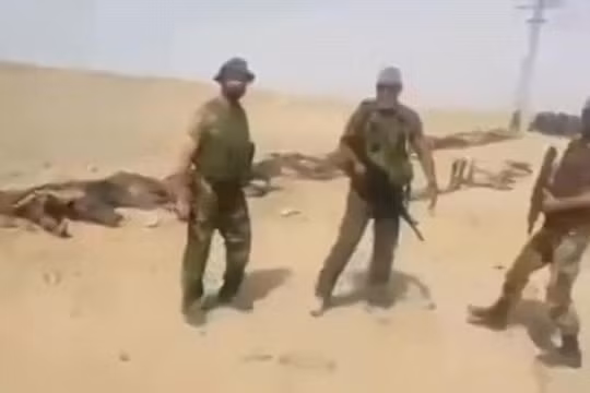 Thiếu tướng Issam Zahreddine kiểm tra kết quả trận chiến trên chiến trường Deir ez Zor