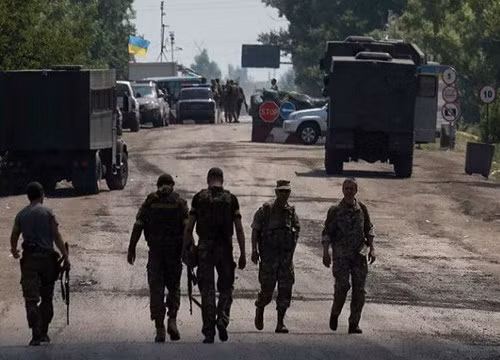 Binh lính Ukraine tại một trạm kiểm soát gần thị trấn Marinka thuộc khu vực Donetsk