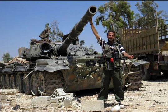 Xe tăng quân đội Syria trên chiến trường ngoại ô Damascus